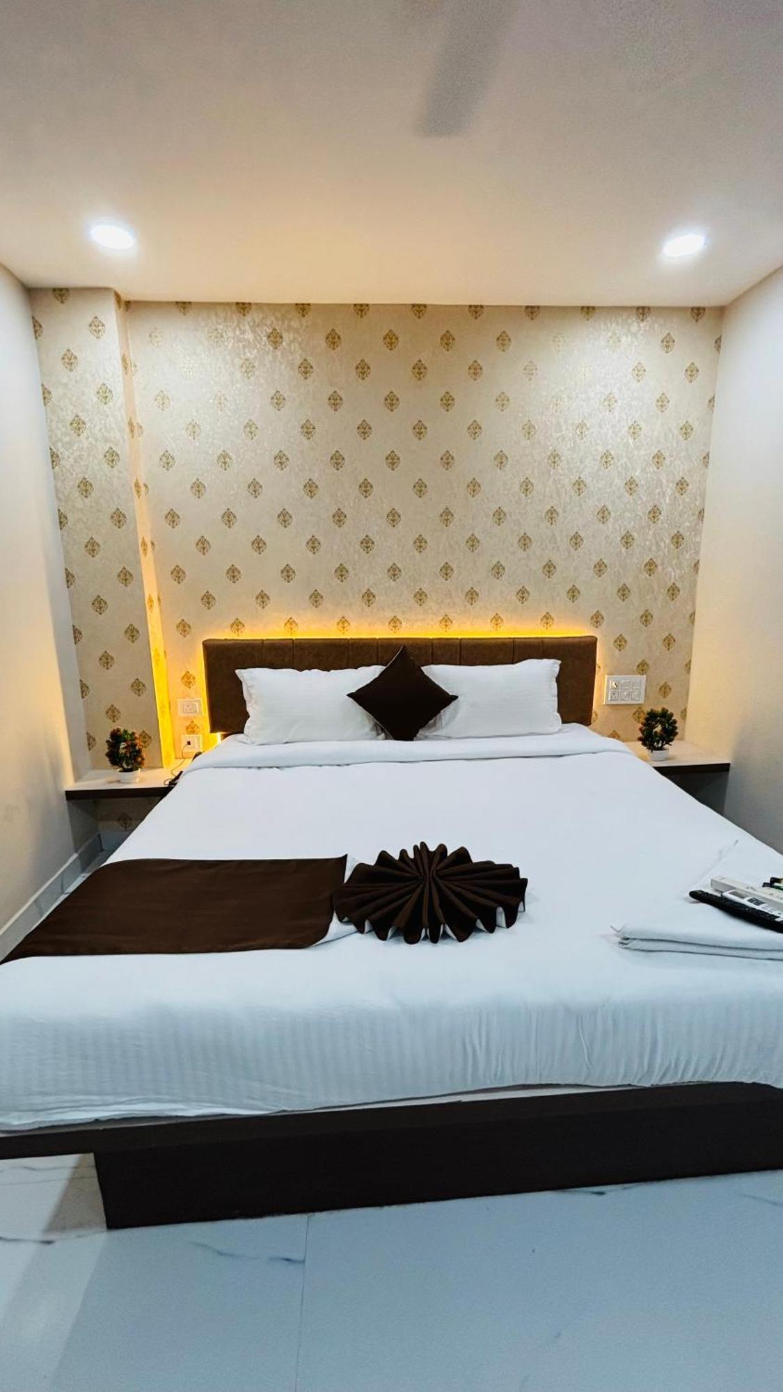 Hotel Mithra Grand Hyderabad Exteriör bild