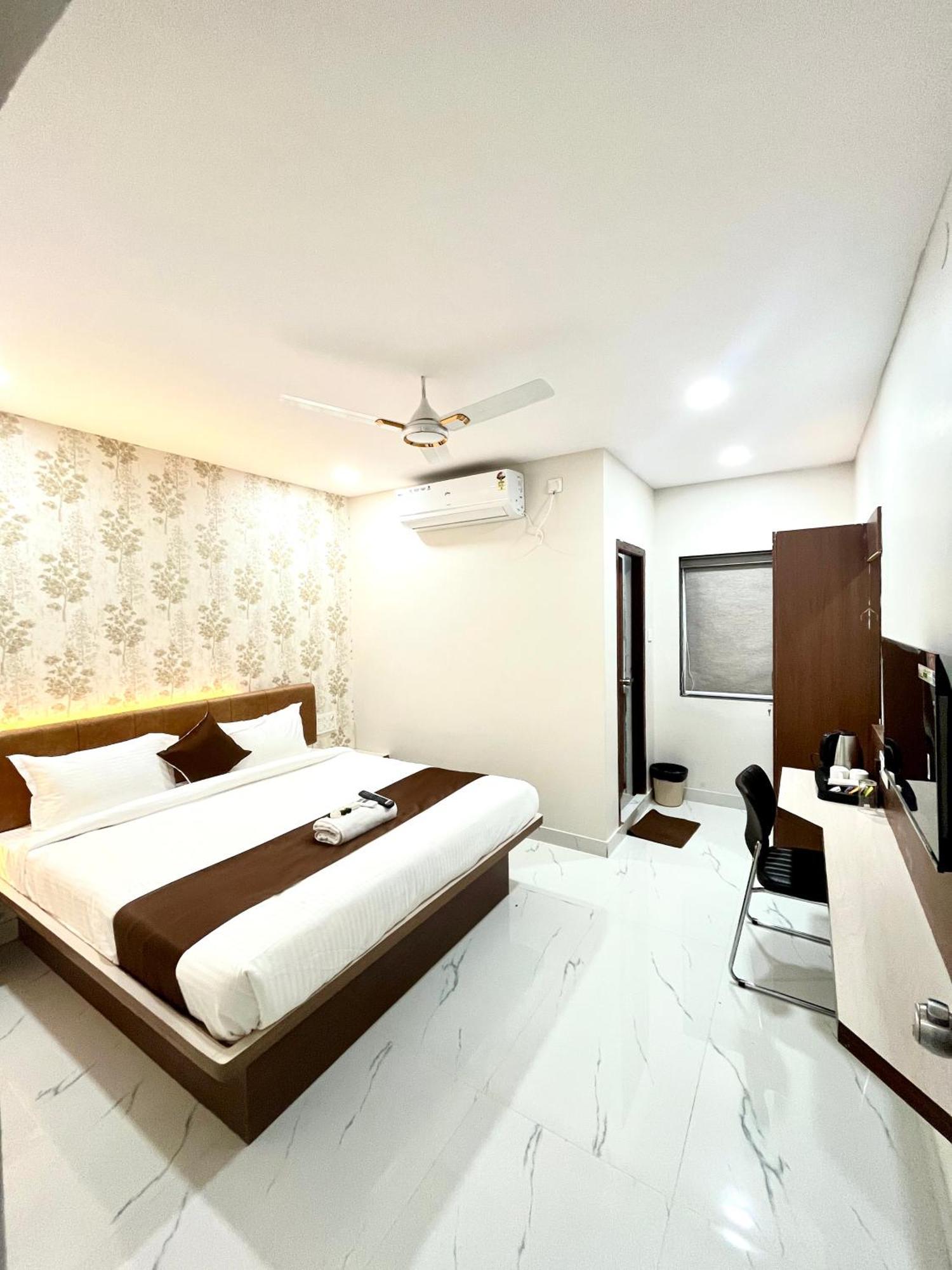 Hotel Mithra Grand Hyderabad Exteriör bild