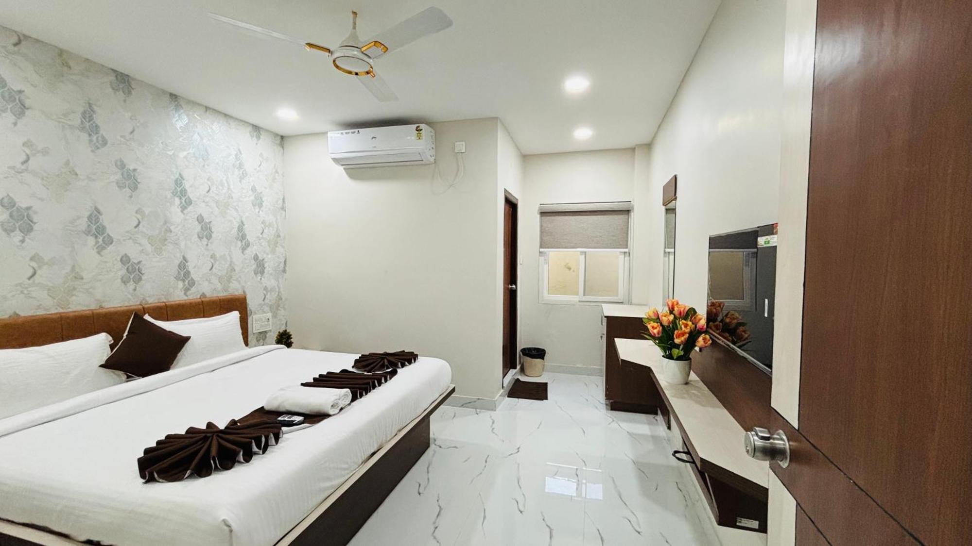 Hotel Mithra Grand Hyderabad Exteriör bild