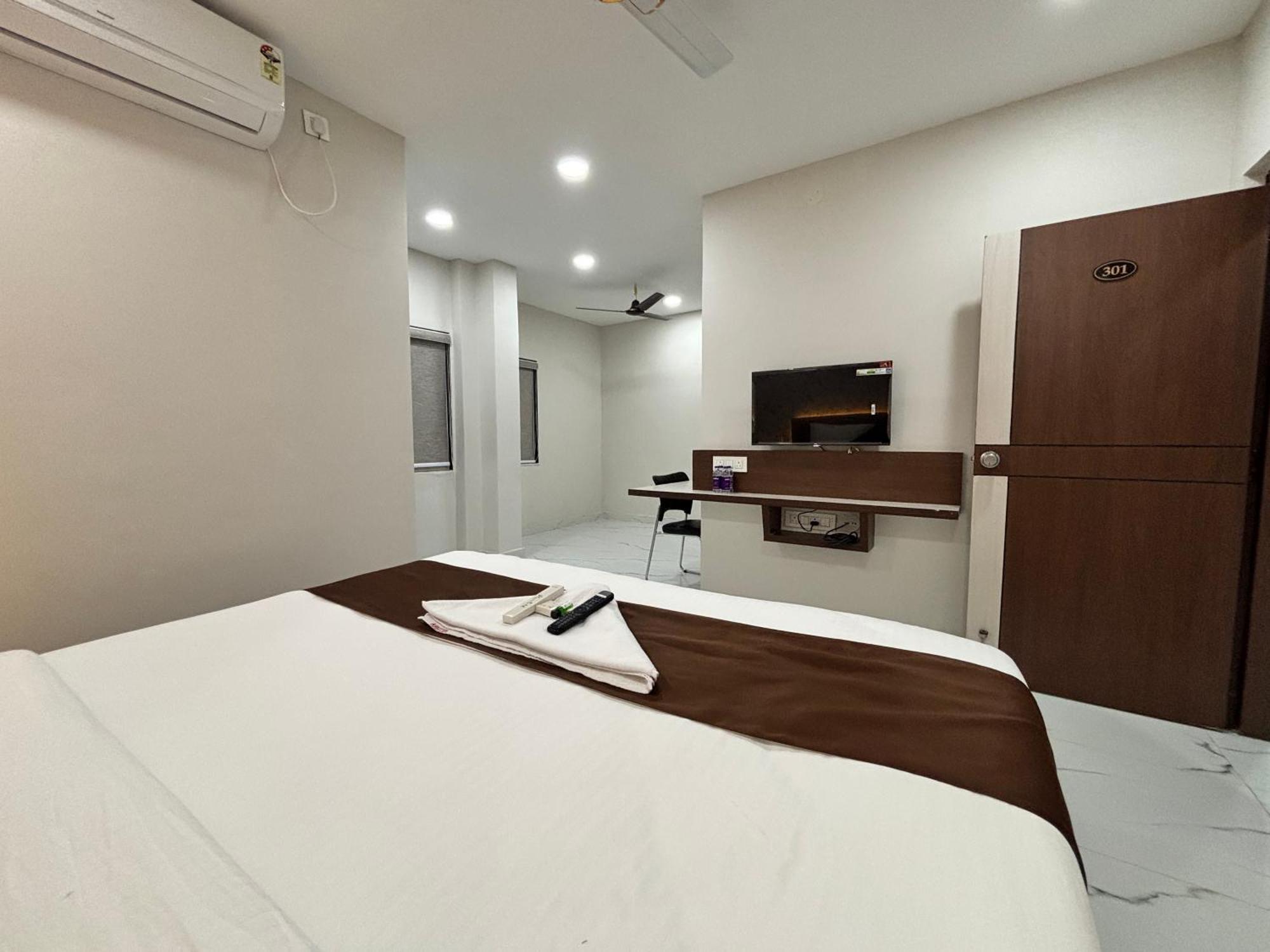 Hotel Mithra Grand Hyderabad Exteriör bild